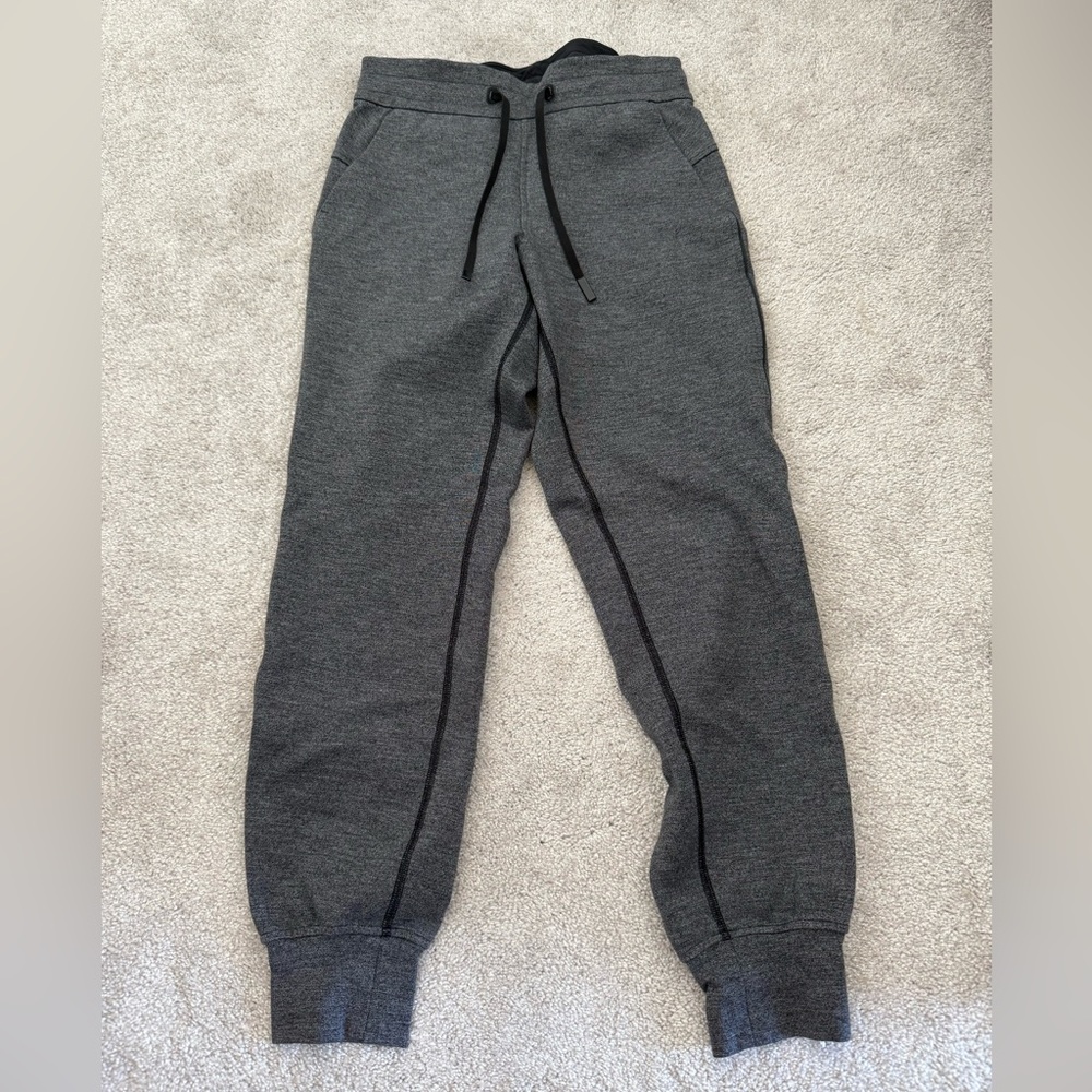 Lululemon Cropped Grey Joggers - Size 4 - Great Condition